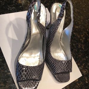 Tahari grey gently used summer sandal